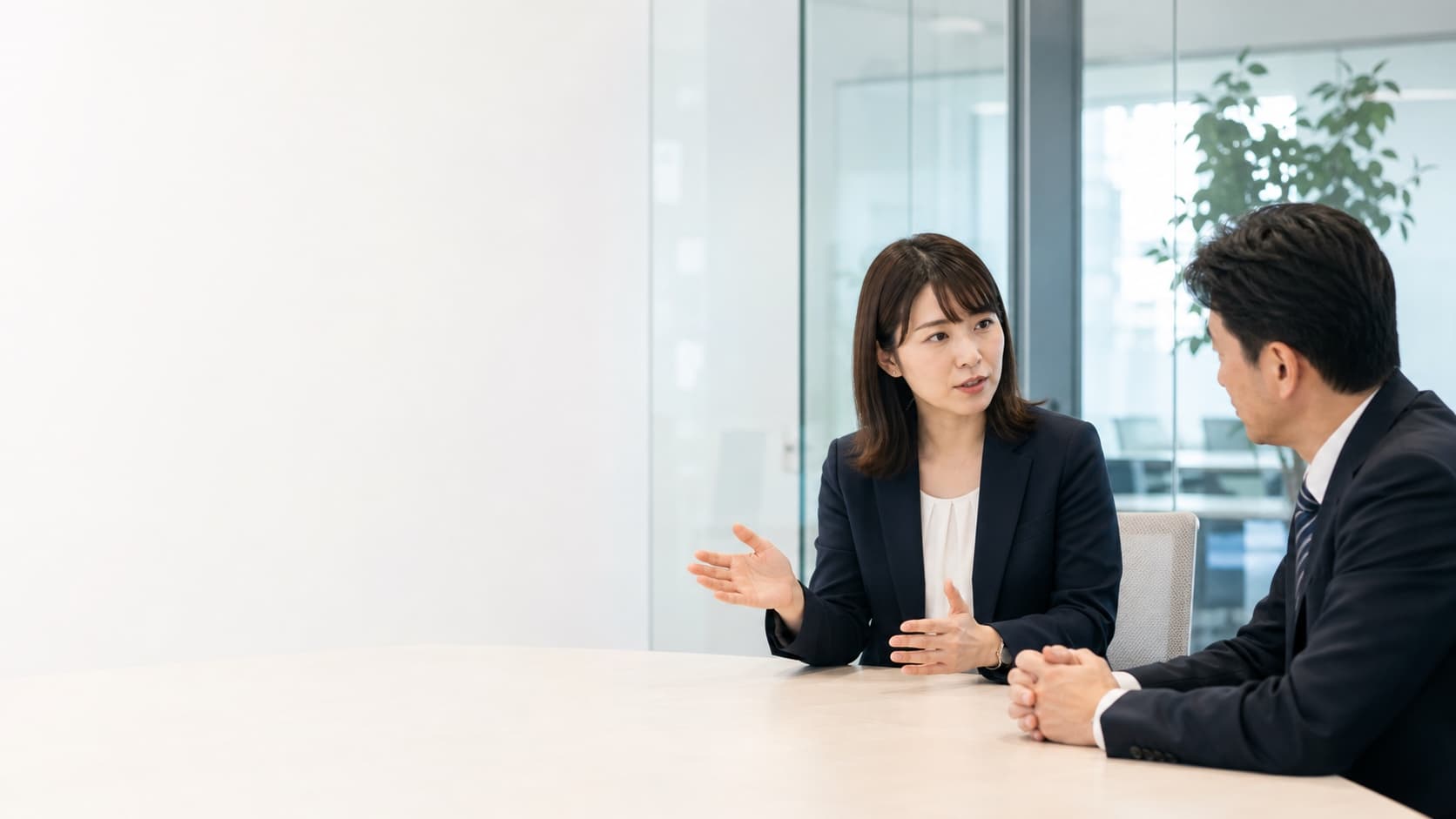 営業担当者と顧客が商談内容を確認している様子